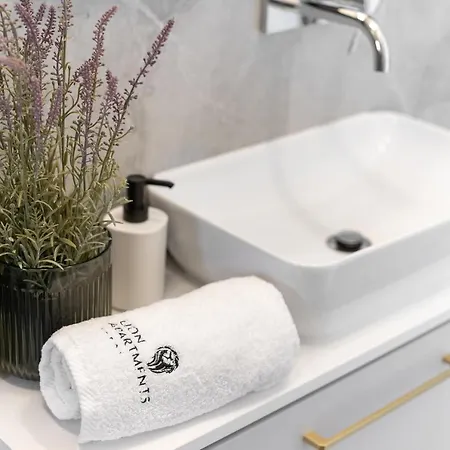 London - Cozy By Lion